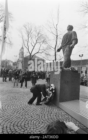 Gedenkstreik im Februar bei Dokwerker in Amsterdam; Bürgermeister Polak legt Kranz am Dokwerker Datum: 25. Februar 1978 Ort: Amsterdam, Noord-Holland Schlüsselwörter: Bürgermeister, Gedenkfeiern Stockfoto