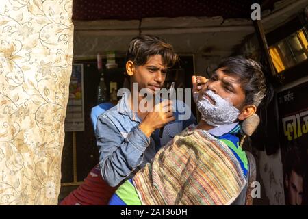 Neu-Delhi, Indien - 03. März 2018: Unidentifizierter Mann, der einen Bart im Barber Shop rasiert. Stockfoto