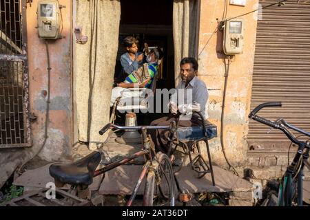 Neu-Delhi, Indien - 03. März 2018: Unidentifizierter Mann, der einen Bart im Barber Shop rasiert. Stockfoto