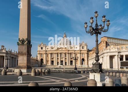 Piazza San Pietro mit Obelisk und Petersdom, Vatikan, Rom, Italien Stockfoto