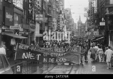 Gedenkdemonstration im Zusammenhang mit dem Mord an Kerwin Duynmeyer vor drei Jahren; Leidsestraat in Amsterdam Datum: 20. August 1986 Ort: Amsterdam, Noord-Holland Schlüsselwörter: Demonstrationen, Gedenkfeiern persönlicher Name: Kerwin Duynmeyer Stockfoto