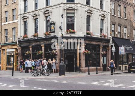 London/UK - 22/07/18: Ten Bells ist ein Pub in Der Commercial Street in Spitalfields. Es wird manchmal für seine vermeintliche Verbindung mit zwei Opfern von vermerkt Stockfoto