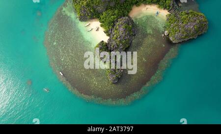 Tropische Inseln und blaues Meer, Luftbild. Kagbalinad-Inseln, Philippinen. Felsige Inseln mit Bäumen. Sommer- und Urlaubskonzept. Felsige Insel mit Regenwald Stockfoto