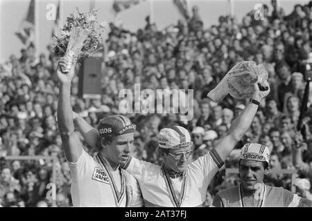 Radweltmeisterschaften 1979 in Valkenburg Herren Profis; Weltmeister Jan Raas während der Zeremonie links Dietrich Thurau (2.), rechts Jean-René Bernaudeau (3.) Datum: 26. August 1979 Ort: Limburg-Valkenburg Schlüsselwörter: Sport, Radsport, Ehren Personenname: Bernaudeau, Jean-René, Raas, Jan, Thurau, Dietrich Stockfoto