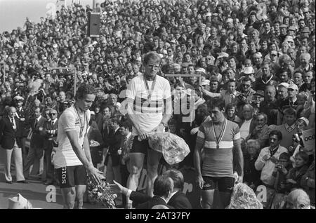 Radweltmeisterschaften 1979 in Valkenburg Herren Profis; Weltmeister Jan Raas während der Zeremonie links Dietrich Thurau (2.), rechts Jean-René Bernaudeau (3.) Datum: 26. August 1979 Ort: Limburg-Valkenburg Schlüsselwörter: Sport, Radsport, Ehren Personenname: Bernaudeau, Jean-René, Raas, Jan, Thurau, Dietrich Stockfoto