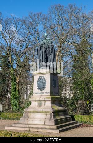 Statue zum Dritten Marquess of Bute im Cardiff City Centre, South Wales, an einem sonnigen Februartag. Die Familie Bute besaß viel Eigentum in Südwales Stockfoto