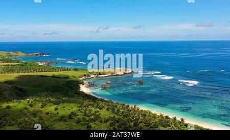 Lagune mit Inseln. Caramoan-Inseln, Philippinen. Schöne Inseln, Blick von oben. Sommer- und Urlaubskonzept. Stockfoto