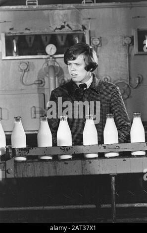 Herman von der Beat-Gruppe Hermans Hermits bekam Goldplatte für No Milk Today Date: December 16, 1966 Location: Hilversum Keywords: Beat-Gruppen, Musiker, Popmusik Stockfoto