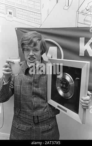 Herman von der Beat-Gruppe Hermans Hermits bekam Goldplatte für No Milk Today Annotation: Sänger Herman (richtiger Name: Peter Noone) Gast in einer Molkereifabrik in Hilversum am Larenseweg Datum: 16. Dezember 1966 Ort: Hilversum Keywords: Beatgruppen, Musiker, Popmusik Stockfoto