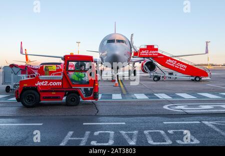 Jet2 Boeing 737-8FH Jet am Flughafen East Midlands. Stockfoto