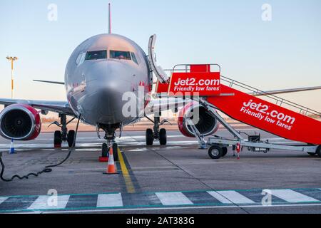 Jet2 Boeing 737-8FH Jet am Flughafen East Midlands. Stockfoto