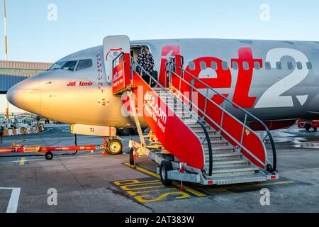 Passagiere, die einen Jet2 Boeing 737-8FH-Jet am Flughafen East Midlands besteigen. Stockfoto