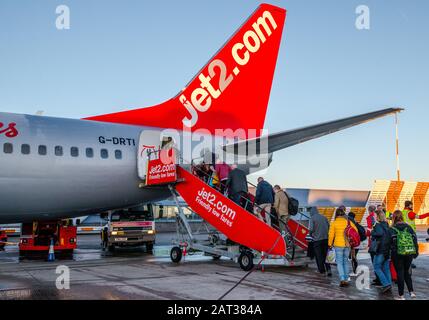 Passagiere, die einen Jet2 Boeing 737-8FH-Jet am Flughafen East Midlands besteigen. Stockfoto