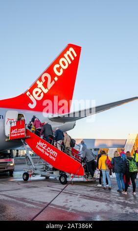 Passagiere, die einen Jet2 Boeing 737-8FH-Jet am Flughafen East Midlands besteigen. Stockfoto