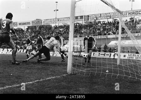 FC Utrechter gegen AZ 67 3:2 Das 1. Tor von Utrechter, der Ball passiert die Linie jedoch nicht Datum: 4. November 1979 Ort: Utrechter (Provinz), Utrechter (Stadt) Schlüsselwörter: Sport, Fußball Stockfoto