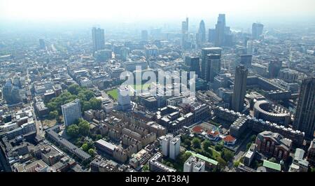 Luftaufnahme der Skyline von London City aus dem Gebiet Barbican/Clerkenwell in London EC1Y Stockfoto
