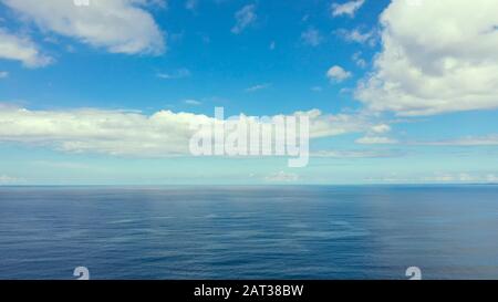 Marine von Tag zu Tag. Meer und Himmel mit Wolken bei ruhigem Wetter. Stockfoto