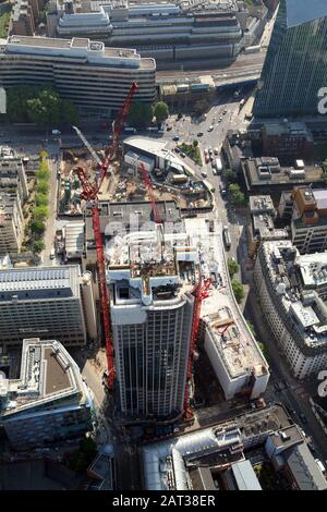 Luftbild des South Bank Tower in London, genau wie er sich dem Vollbau im Jahr 2014 näherte Stockfoto