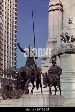 DETALLE DEL MONUMENTO A CERVANTES SITUADO EN PLAZA DE ESPAÑA DESDE 1960 CON MOTIVO DEL TERCER ANIVERSARIO DE LA MUERTE DEL ESCRITOR. AUTOR: COULLAUT VALERA LORENZO. Lage: España-Platz. SPANIEN. MIGUEL DE CERVANTES. QUIJADA LUIS DE. DON QUIJOTE. SANCHO PANZA. Rocinante. Stockfoto