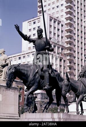 DETALLE DEL MONUMENTO A CERVANTES SITUADO EN PLAZA DE ESPAÑA DESDE 1960 CON MOTIVO DEL TERCER ANIVERSARIO DE LA MUERTE DEL ESCRITOR. AUTOR: COULLAUT VALERA LORENZO. Lage: España-Platz. SPANIEN. MIGUEL DE CERVANTES. QUIJADA LUIS DE. DON QUIJOTE. SANCHO PANZA. Rocinante. Stockfoto