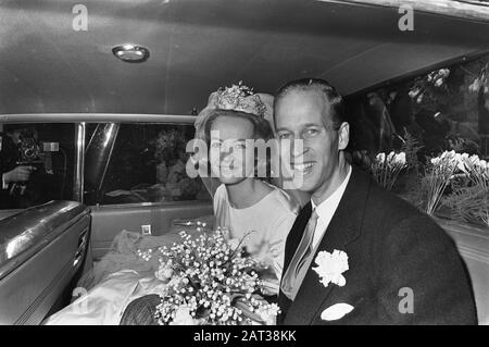 Trauungsfürst Karl von Hessen und Gräfin Yvonne Szapary in den Haag Die Neuvermählten im Auto Datum: 18. April 1966 Standort: Den Haag, Südholland Schlüsselwörter: Autos, Paare, Ehen Personenname: Hessen, Karl von, Szapary, Yvonne Stockfoto