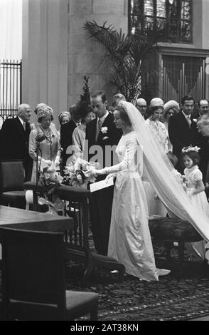 Trauungsfürst Karl von Hessen und Gräfin Yvonne Szapary in den Haag Die Neuvermählten in der Kirche Datum: 18. April 1966 Ort: Den Haag, Süd-Holland Schlüsselwörter: Neuvermählte, Ehen, Kirchen Personenname: Hessen, Karl von, Szapary, Yvonne Stockfoto