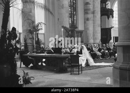 Trauungsfürst Karl von Hessen und Gräfin Yvonne Szapary in den Haag Die Neuvermählten in der Kirche Datum: 18. April 1966 Ort: Den Haag, Süd-Holland Schlüsselwörter: Neuvermählte, Hochzeiten, Kirchen Personenname: Hessen, Karl von, Szapary, Yvonne Stockfoto