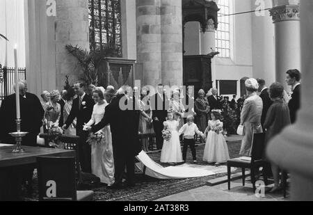 Trauungsfürst Karl von Hessen und Gräfin Yvonne Szapary in den Haag Die Neuvermählten in der Kirche Datum: 18. April 1966 Ort: Den Haag, Süd-Holland Schlüsselwörter: Neuvermählte, Ehen, Kirchen Personenname: Hessen, Karl von, Szapary, Yvonne Stockfoto