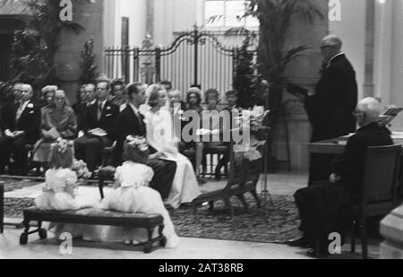 Trauungsfürst Karl von Hessen und Gräfin Yvonne Szapary in den Haag Die Neuvermählten in der Kirche Datum: 18. April 1966 Ort: Den Haag, Süd-Holland Schlüsselwörter: Neuvermählte, Hochzeiten, Kirchen Personenname: Hessen, Karl von, Szapary, Yvonne Stockfoto