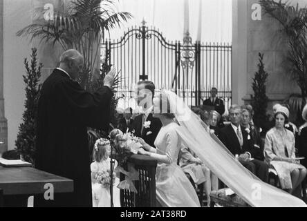 Trauungsfürst Karl von Hessen und Gräfin Yvonne Szapary in den Haag Die Neuvermählten in der Kirche Datum: 18. April 1966 Ort: Den Haag, Süd-Holland Schlüsselwörter: Neuvermählte, Ehen, Kirchen Personenname: Hessen, Karl von, Szapary, Yvonne Stockfoto