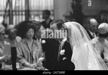 Trauungsfürst Karl von Hessen und Gräfin Yvonne Szapary in den Haag Die Neuvermählten in der Kirche Datum: 18. April 1966 Ort: Den Haag, Süd-Holland Schlüsselwörter: Neuvermählte, Ehen, Kirchen Personenname: Hessen, Karl von, Szapary, Yvonne Stockfoto