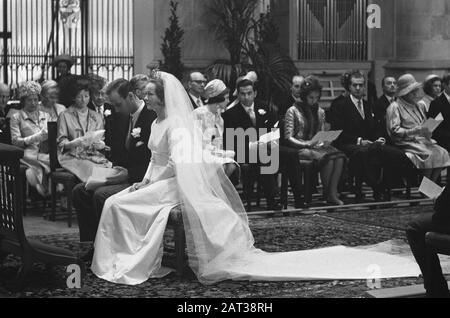 Trauungsfürst Karl von Hessen und Gräfin Yvonne Szapary in den Haag Die Neuvermählten in der Kirche Datum: 18. April 1966 Ort: Den Haag, Süd-Holland Schlüsselwörter: Neuvermählte, Ehen, Kirchen Personenname: Hessen, Karl von, Szapary, Yvonne Stockfoto