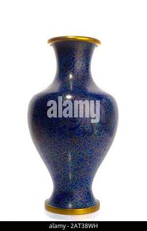 Chinesische Antik-Cloisonne-Technik Vase, Blau- und Kupferemaillierungen, isoliert auf weißem Hintergrund Stockfoto