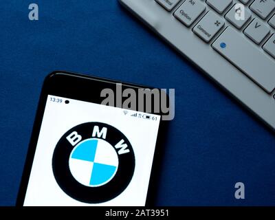 In dieser Abbildung wird das BMW-Logo auf einem Smartphone angezeigt Stockfoto