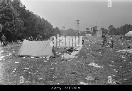 Holland Popfestival in Kralingse Bos, Rotterdam Das Festival ist vorbei, letzte Besucher brechen ihre Zelte auf und verlassen die Feststätte Datum: 29. Juni 1970 Ort: Kralingse Bos, Rotterdam, Zuid- Holland Schlüsselwörter: Abfall, Jugend, Musik, Popfestivals, Subkulturen, Zelte Stockfoto