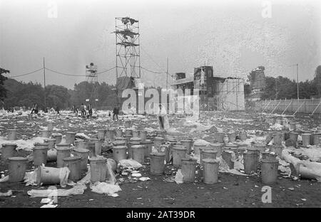 Holland Popfestival in Kralingse Bos, Rotterdam Das Festival ist vorbei, für die große Bühne sind Abfallbehälter und Müllbeutel gesammelt Datum: 29. Juni 1970 Ort: Kralingse Bos, Rotterdam, Zuid- Holland Schlüsselwörter: Abfall, Festivals, Jugend, Musik, Popfestivals, Subkulturen Stockfoto