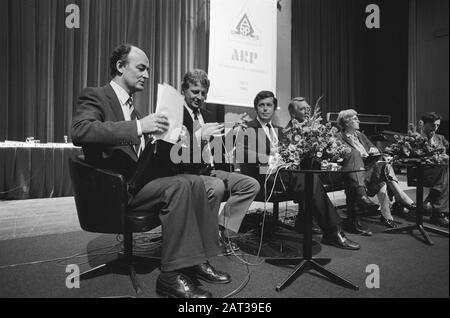 Letzte Sitzung der ARP im Zusammenhang mit der Zusammenlegung in CDA in Amsterdam Forum von Aantjes, Bukman, Van Houwelingen und Kraayeveld Wouters Anmerkung: ARP-Zuweisungsdatum: 27. september 1980 Ort: Amsterdam, Noord-Holland Schlüsselwörter: ARP, CDA, Foren, Mitglieder, politische Parteien persönlicher Name: Aantjes, Willem, Bukman, Piet, Houwelingen, Jan van, Kraaijeveld-Wouters, Jeltien Institutionenname: ARP Stockfoto