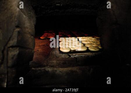 Traditionelle Bäckerei im Dorf Pilcopata, Brot im Backofen von Baker, Peru Stockfoto