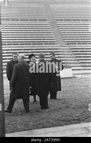 Königin Juliana besucht Limburger Unternehmen in einem Stadion Datum: 11. Dezember 1963 Standort: Limburger Schlüsselwörter: Queens, Stadien, Arbeitsbesuche Stockfoto