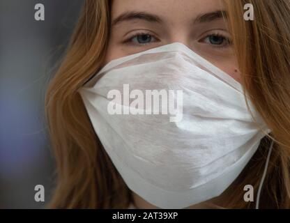 Frankfurt, Hessen, Deutschland. Januar 2020. Eine 19-jährige Deutsche trägt kurz vor ihrer Abreise nach Vietnam eine Gesichtsmaske. Aus Angst vor dem neuen Coronavirus tragen viele Passagiere Masken. Foto: Dorothee Barth / dpa Credit: Dpa Picture-Alliance / Alamy Live News Stockfoto