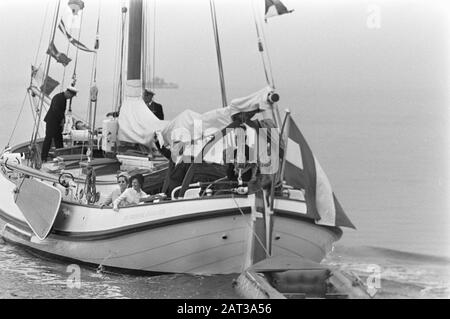 Muschelsaison eröffnet Die königliche Yacht Das Grüne Draeck. Prinz Claus gibt das Startsignal für die Flottenansicht Datum: 7. Juli 1967 Ort: Oosterschelde, Yerseke Schlüsselwörter: Muscheln, Öffnungen, Vergnügungsboote, Prinzen, Fleetschouwen Personenname: Claus (Prinz Niederlande) Stockfoto