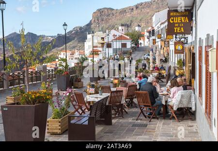 Touristen sitzen vor einem Restaurant in Tejeda, Gran Canaria. Stockfoto