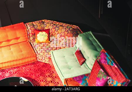 High-Angle-Aufnahme eines Sofas mit bunten Textilien mit Schwarzer Hintergrund Stockfoto