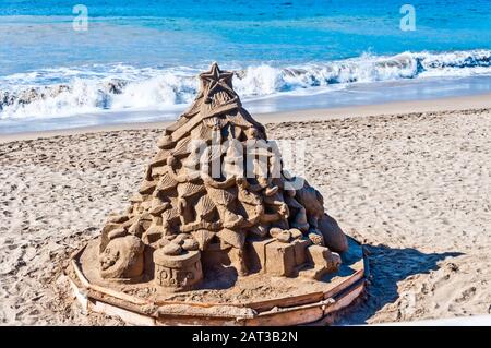 Nahaufnahme eines Weihnachtsbaums aus Sand in Der Strand Stockfoto