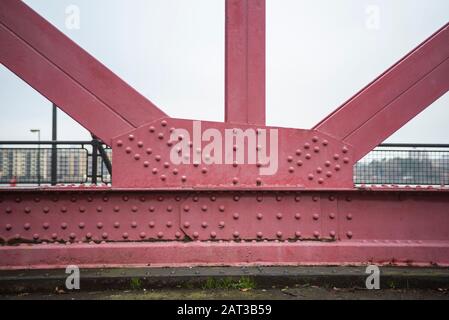 Die Surrey Basin Bascule Bridge an der Rotherhithe Street, London, Großbritannien. Stockfoto