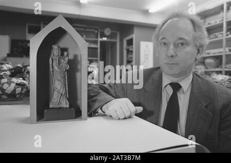 Stadtarchäologe von Amsterdam Baart mit einer Eiche madonna Das älteste Kunstobjekt von Amsterdam Datum: 4. Januar 1989 Standort: Amsterdam, Noord-Holland Schlüsselwörter: Kunstobjekte, Madonnabeelden, Stadtarchäologen Stockfoto