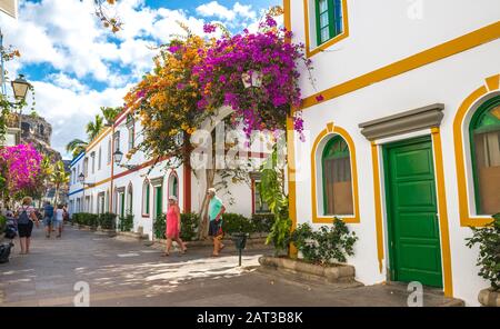 Weiße Malergebäude entlang der Gassen in Puerto de Mogan, Gran Canaria. Stockfoto