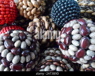 Nahaufnahme von exquisiten runden Ornamenten aus Perlen und Seeds Stockfoto