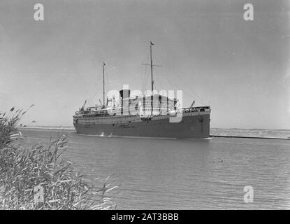 Seereise mit Frau Baloeran Das Passagierschiff Baloeran im Suez-Kanal Anmerkung: Dieses Foto ist Teil einer Reihe von Fotos von einer Reise mit der MS Baloeran des Rotterdamer Lloyd Datum: 1. Januar 1935 Ort: Ägypten, Port Said, Suez Canal Schlüsselwörter: Kanäle, Passagierschiffe Stockfoto