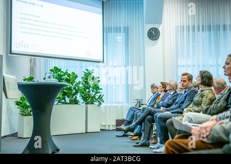 Den HAAG, 30-01-2019, Übergabebericht "Voltooid Leven" in Nieuwspoort Den Haag. Viceminister President en Minister van Volksgezondheid, Welzijn en Sport Hugo de Jonge. Stockfoto